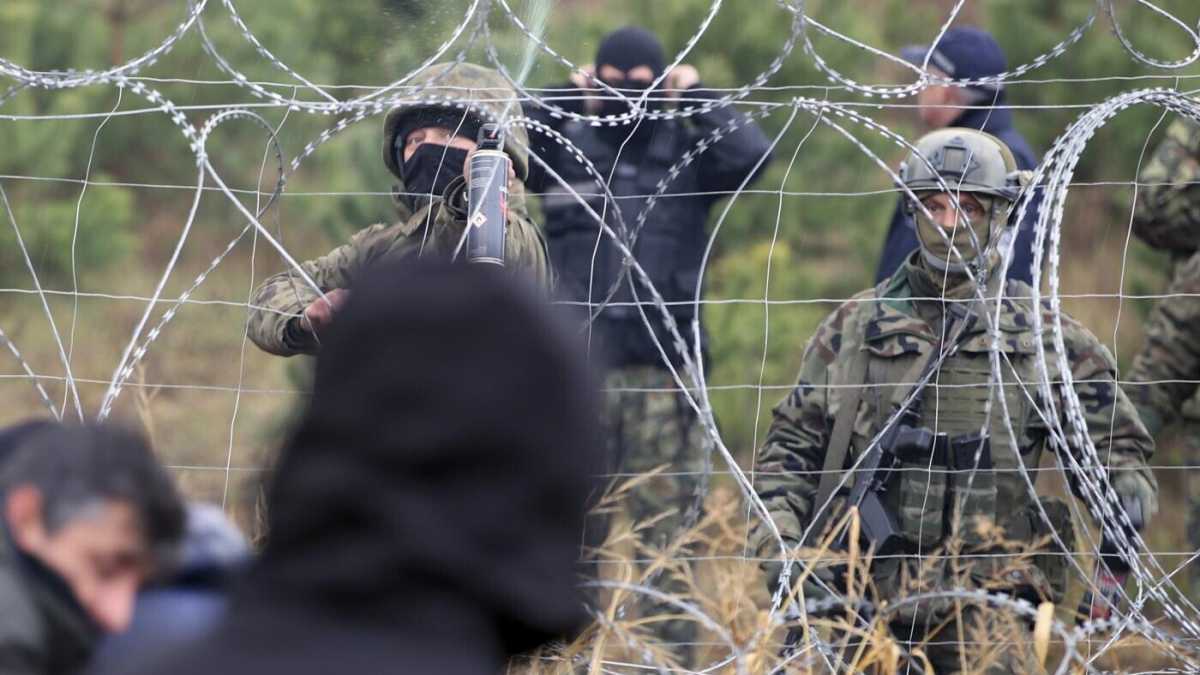 Immagine di Minsk spinge i migranti contro il filo spinato della Polonia