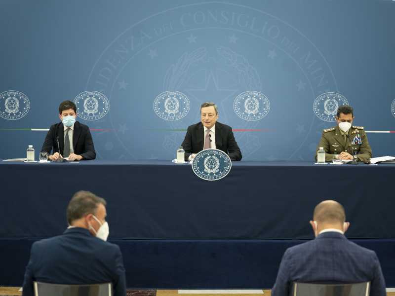 Roberto Speranza, Mario Draghi e Francesco Figliuolo (LaPresse)