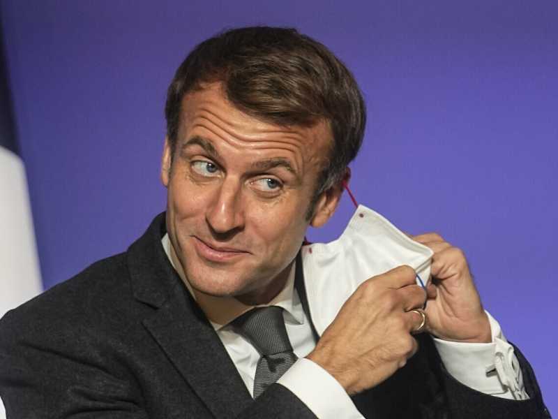 Macron spinge sulla terza dose e l'Austria chiude ai No vax. Le nuove regole in Europa