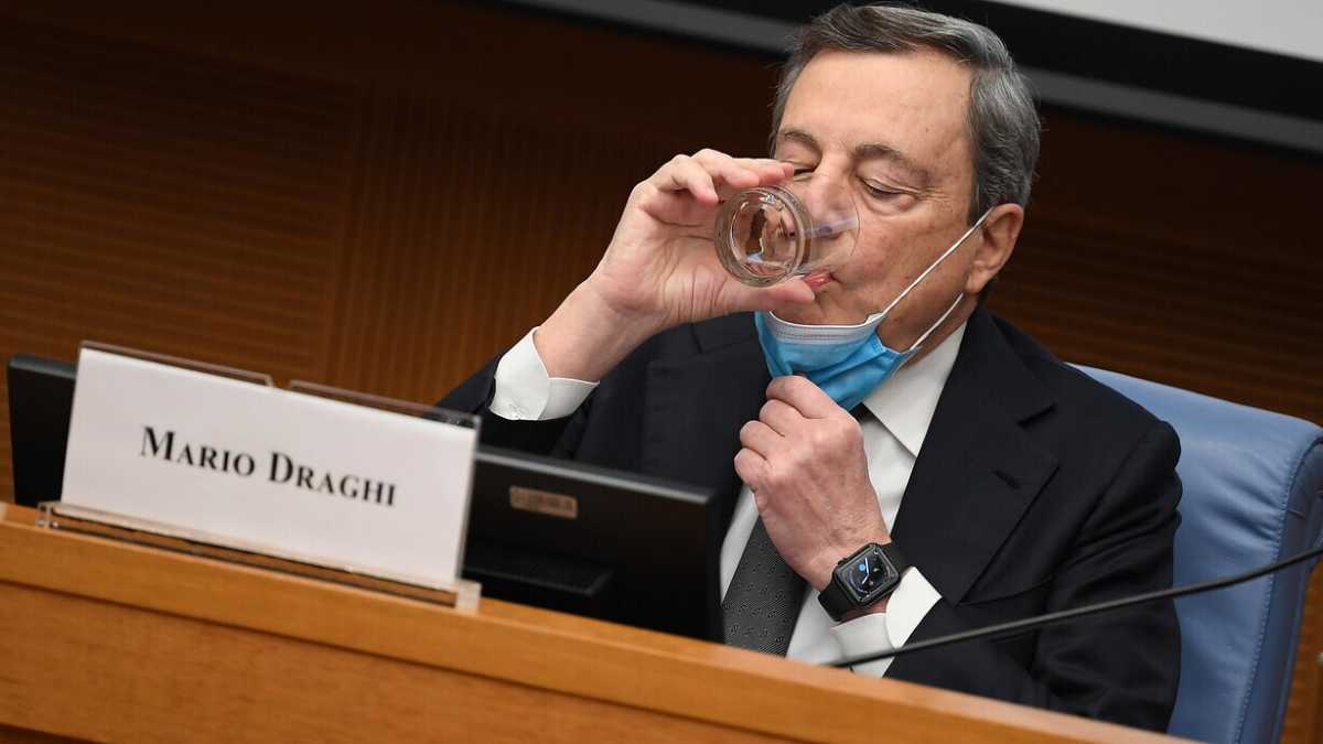Immagine di Draghi si sottrae alla palude dei partiti sulla manovra. E l'unità sindacale si rompe
