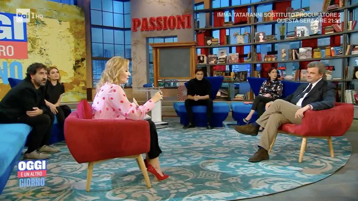 Immagine di Calenda cede a Roman Pastore: "Lo farò sbloccare". Ma lui: "Mi hai bloccato su WhatsApp"