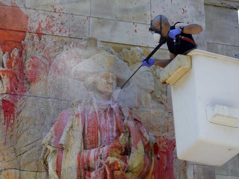 Statue vandalizzate a Washington (Ansa)<br /> 
