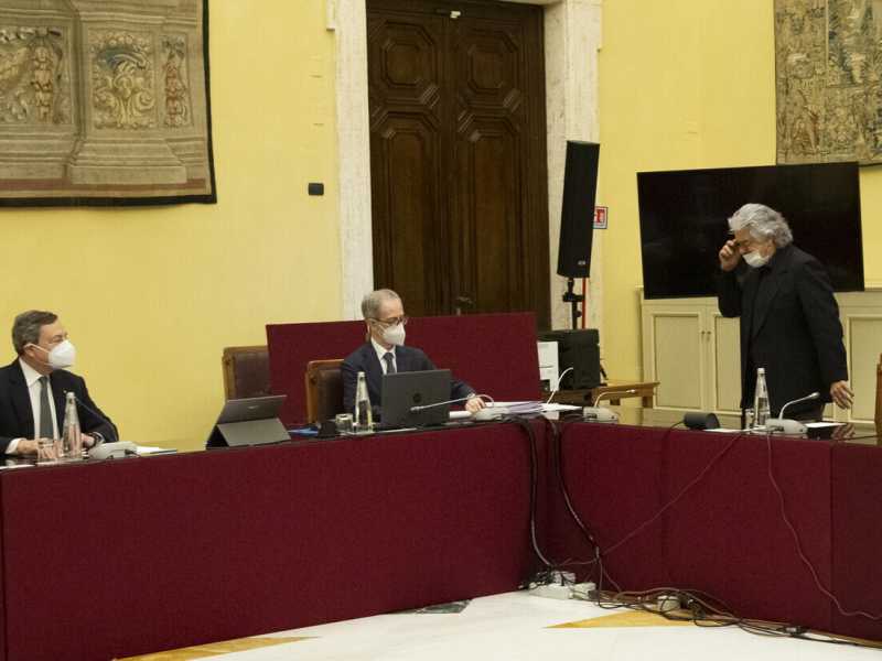 Grillo: "Avanti con Draghi fino al 2023: sta lavorando bene"