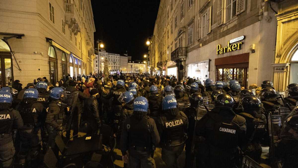Immagine di Milano sospesa tra No vax, disordine pubblico e bolla mediatica