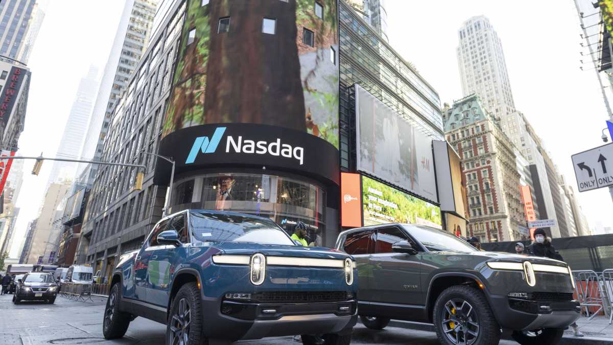 Immagine di Bezos scommette su Rivian come anti Tesla: esordio a Wall Street