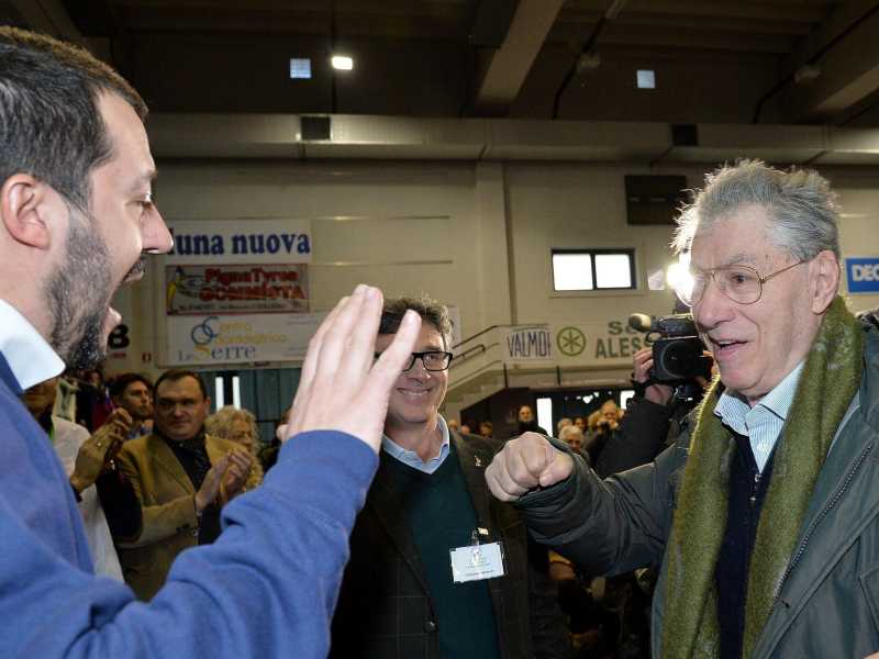 Il dimenticato Bossi. La Lega di Salvini non gli paga più l'autista a Roma: "Ingrati"