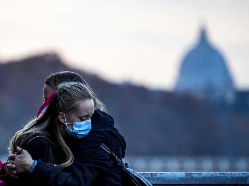 Una manifestazione contro la violenza sulle donne sul ponte Garibaldi a Roma nel 2020 (Ansa)&nbsp;