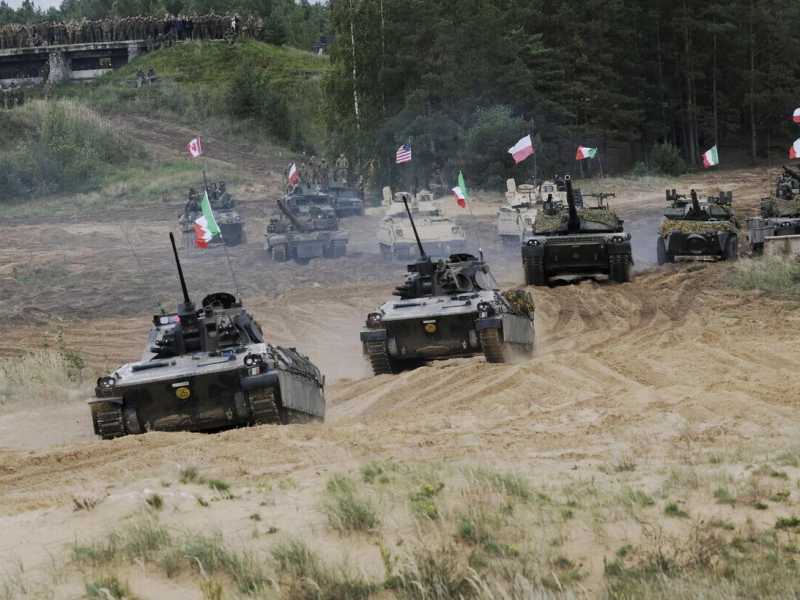 Un'esercitazione militare con mezzi Italiani e Polacchi (Ansa)