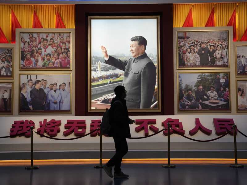 Un visitatore davanti a una foto del presidente cinese Xi Jinping al Museo del Partito Comunista Cinese a Pechino (AP/Ng Han Guan) <br />