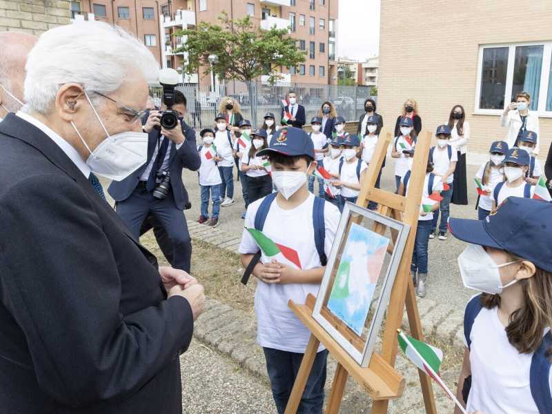 Il presidente Mattarella in visita a maggio alla scuola primaria Geronimo Stilton, Roma (LaPresse) 