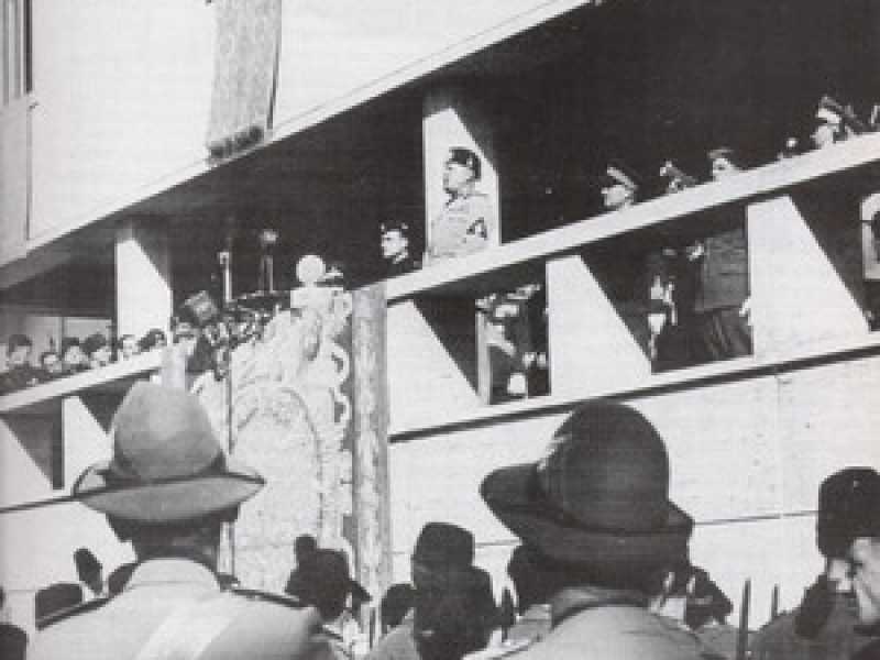 Mussolini tiene un discorso a Guidonia nel 1937 (Wikimedia Commons) 
