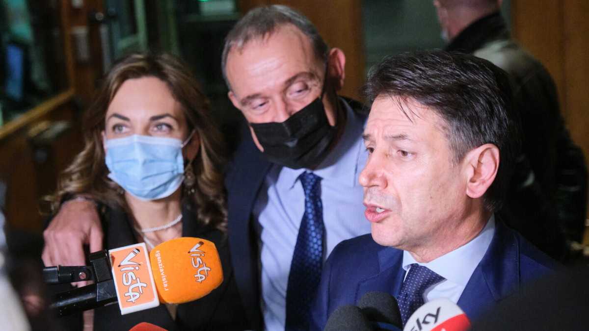 Immagine di Ma Conte si raccomanda ai giornalisti di non farlo sembrare ridicolo?