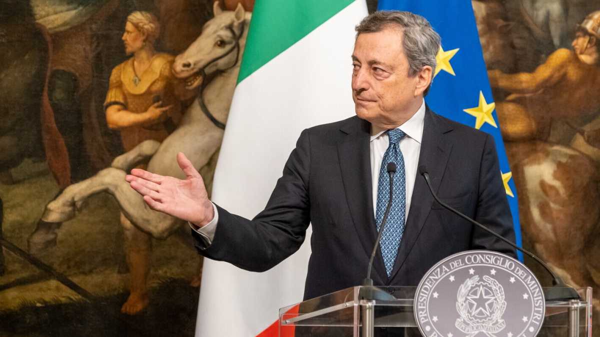 Immagine di Draghi in Transatlantico: i partiti vorrebbero logorarlo, e si logorano