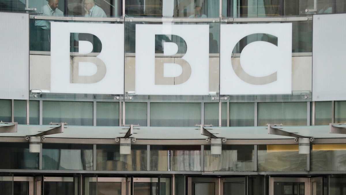 Immagine di Pure la Bbc, l’antenna del politicamente corretto, arriva alla resa dei conti sul dissenso sul gender