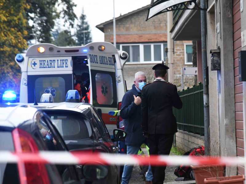 Carabinieri e soccorritori sul luogo dove un bambino di 10 anni &egrave; stato ucciso con una coltellata alla gola (ANSA/ MASSIMO LUZIATELLI)&nbsp;<br />