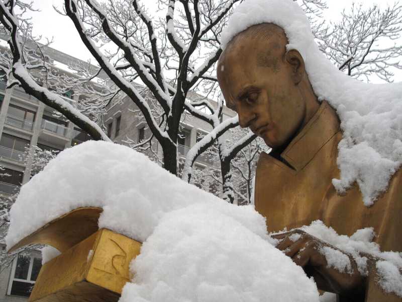 La statua di Indro Montanelli a Milano (Ansa) 