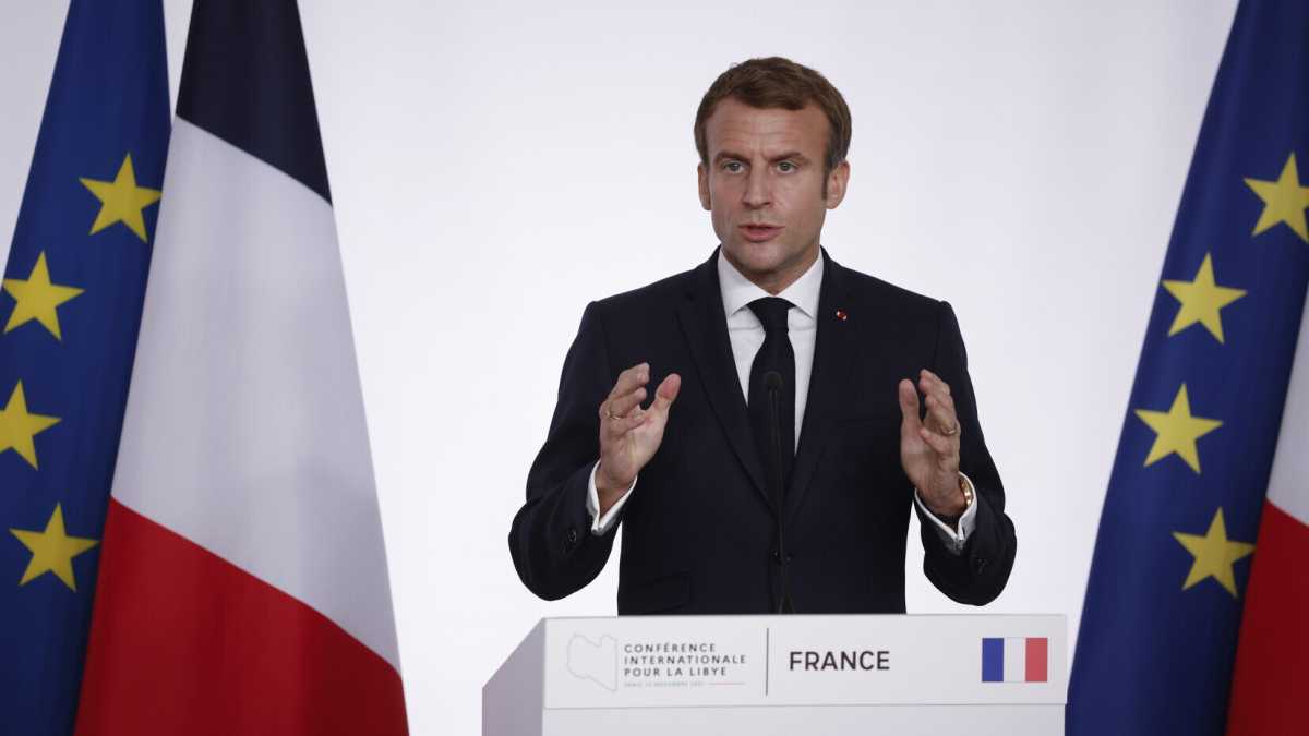 Immagine di Zitto zitto Macron fa la bandiera blu-rivoluzione