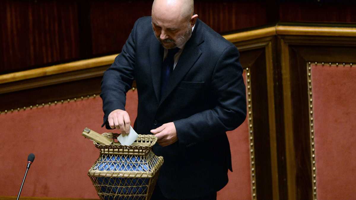 Immagine di Dessì (ex 5S) riporta falce e martello al Senato: “Devo convincere la Casellati a far suonare l’Internazionale”