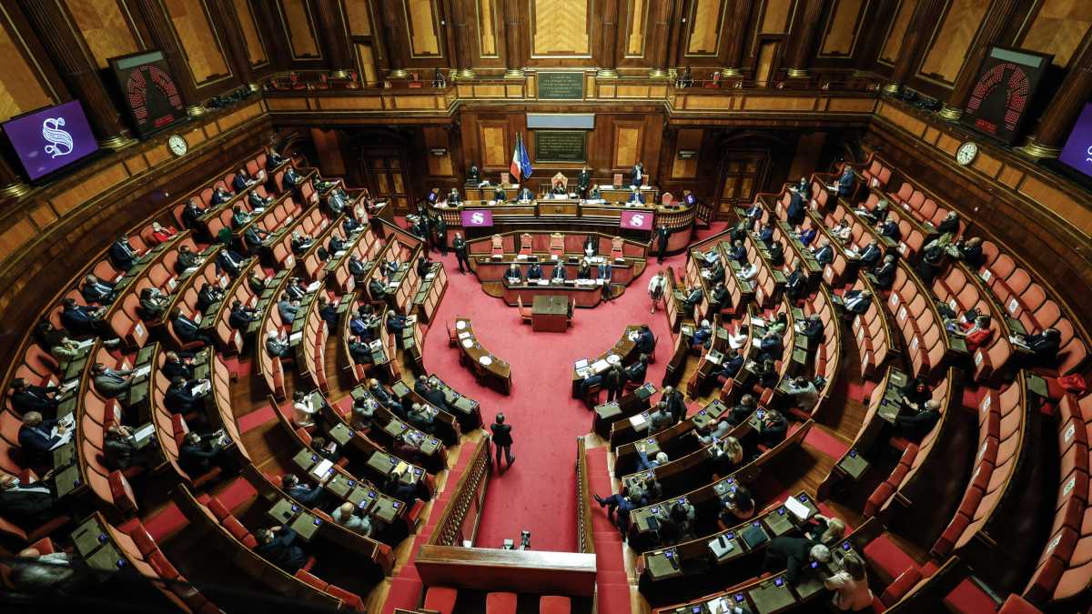 Immagine di Vaffa alla buvette, insulti in Aula. Il giorno dopo la Rai la maggioranza implode