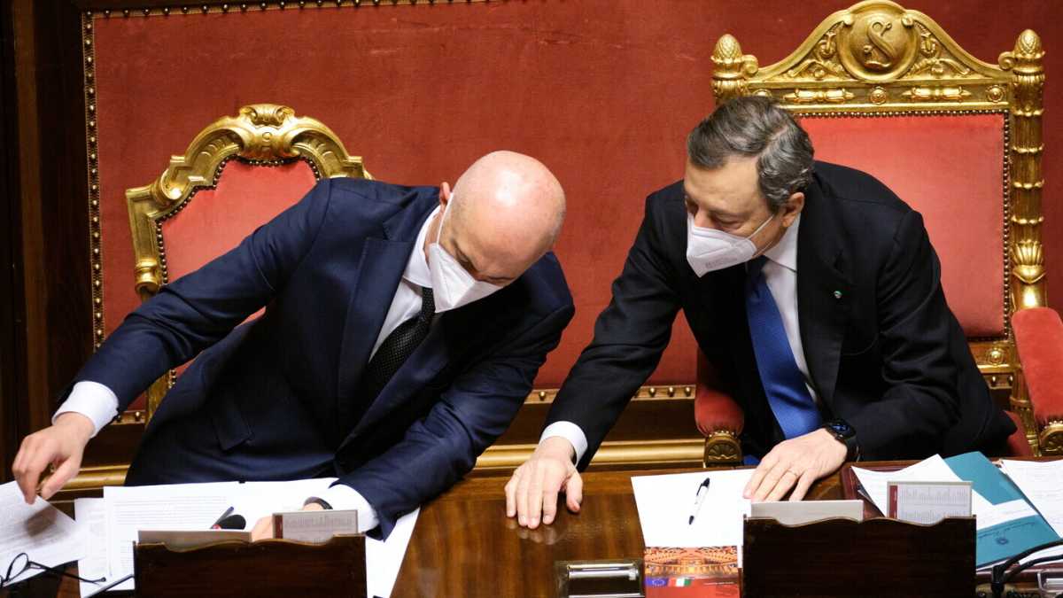Immagine di "Mario, abbiamo un problema". D'Incà scrive a Draghi. E il Senato è una bolgia