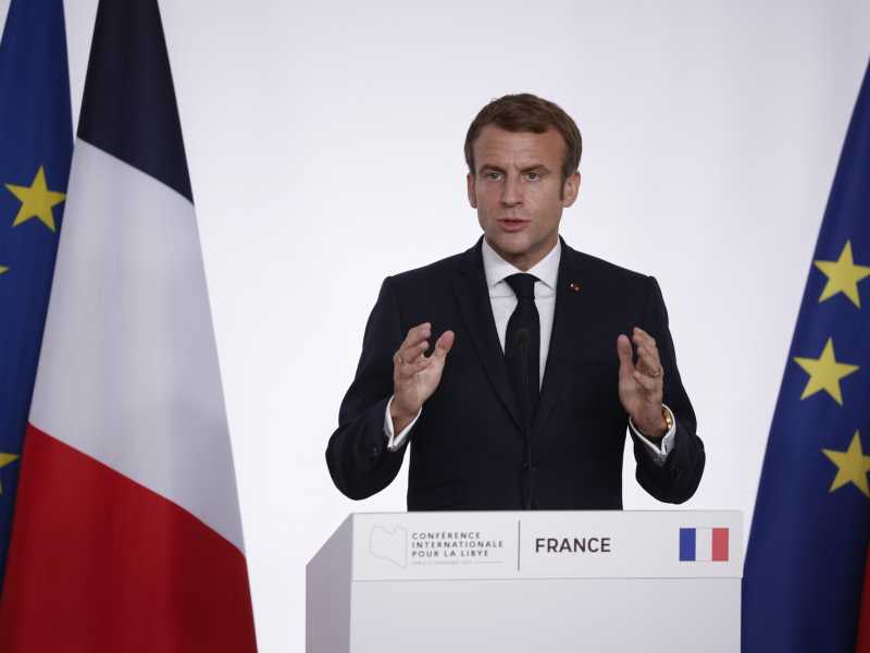 Zitto zitto Macron fa la bandiera blu-rivoluzione
