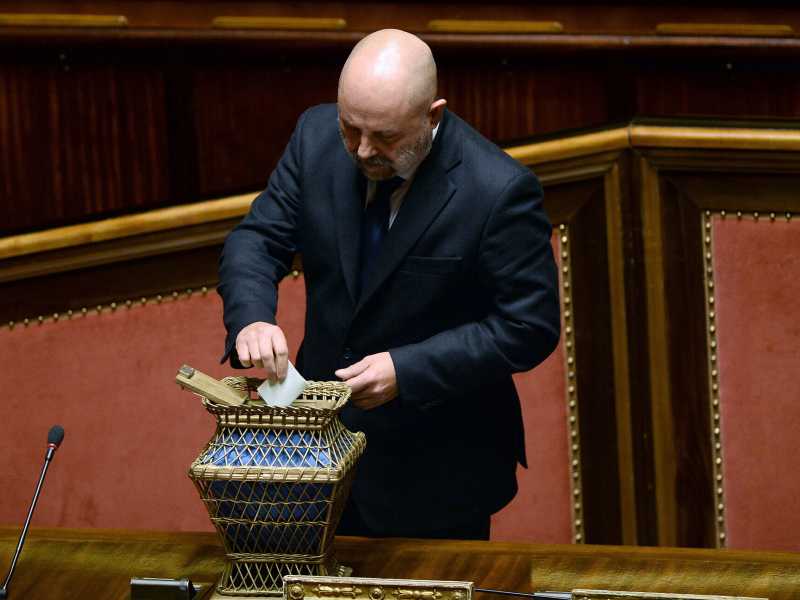 Dessì (ex 5S) riporta falce e martello al Senato: “Devo convincere la Casellati a far suonare l’Internazionale”