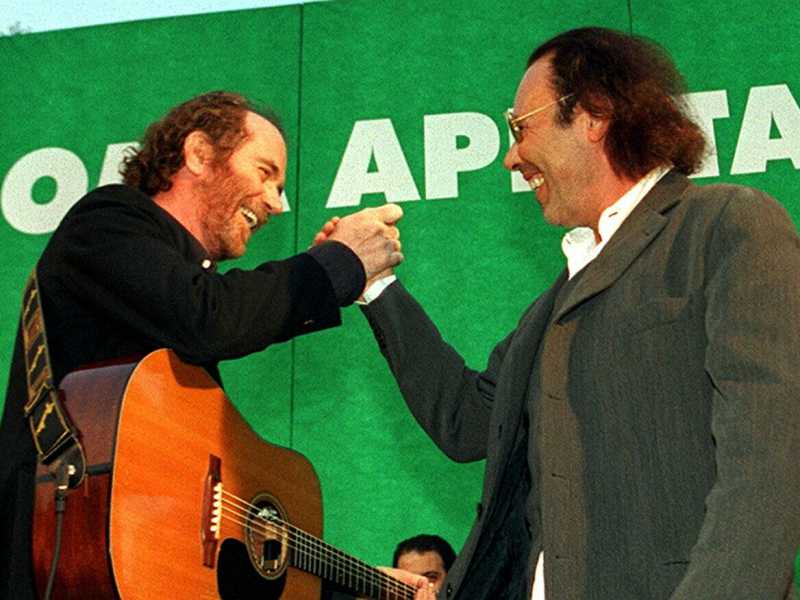Francesco De Gregori e Antonello Venditti in concerto a Roma il 17 aprile 1996: anche allora non si ritrovavano da vent'anni (FILIPPO MONTEFORTE / ANSA)