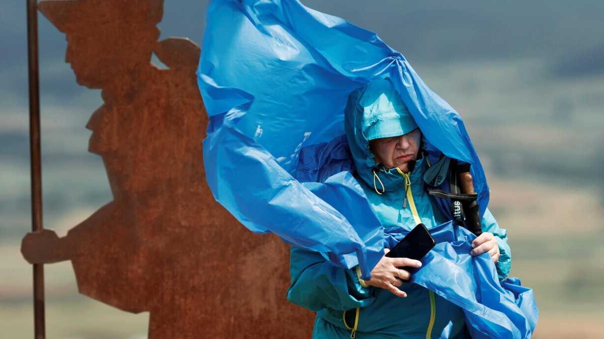 Immagine di Turisti pure a novembre, con gli orrendi impermeabili colorati. Vade retro