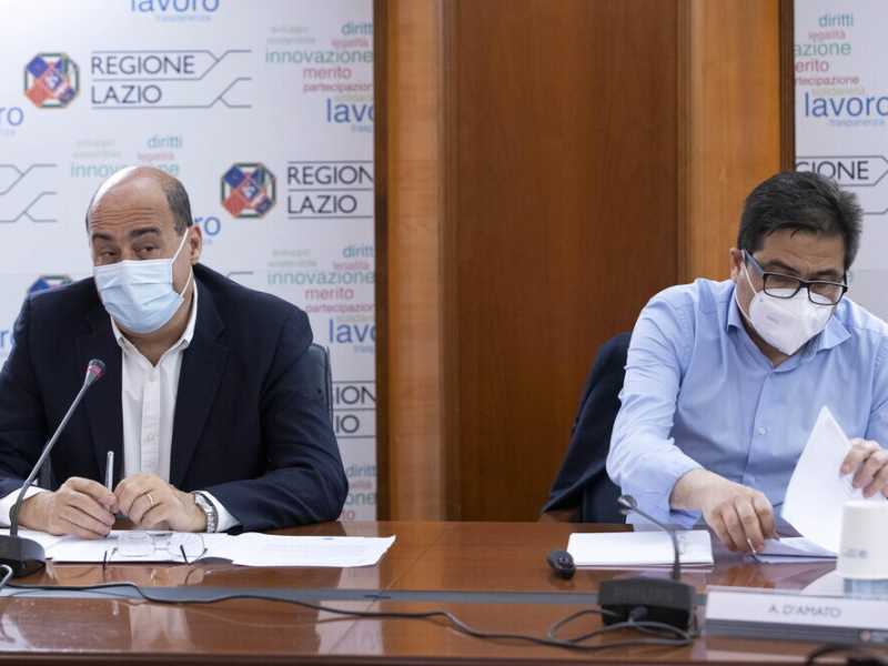 Terza dose più rapida e aumento delle capienze: l'esempio del Lazio contro la quarta ondata