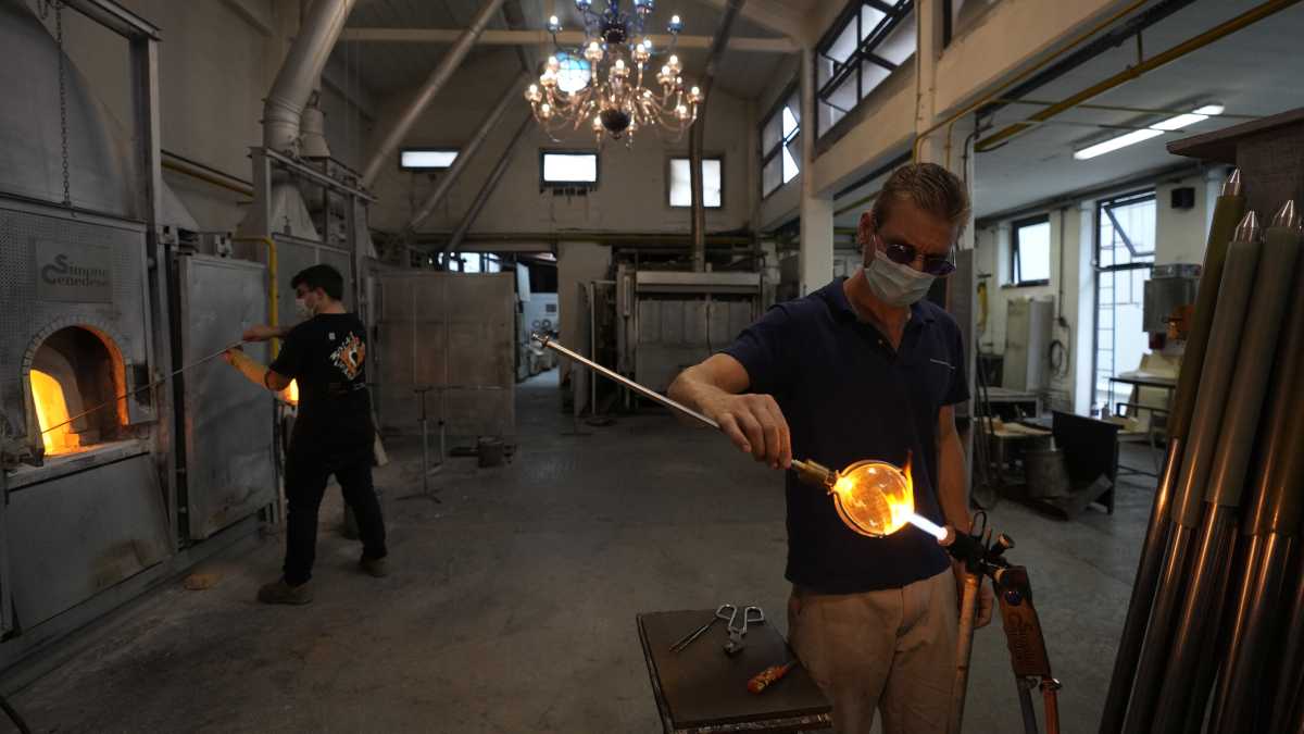 Immagine di Tra colpe e calamità. Il vetro artistico di Murano può salvarsi?