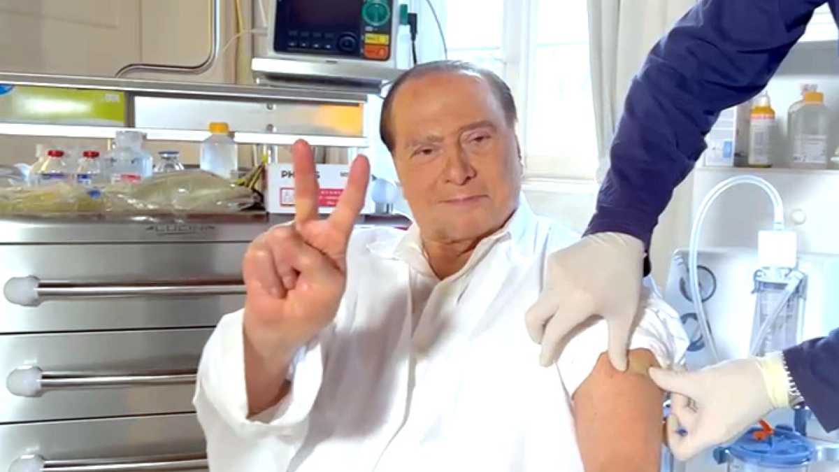 Immagine di Il Cav. fa la terza dose: "Chi non si è ancora vaccinato lo faccia senza esitazioni"