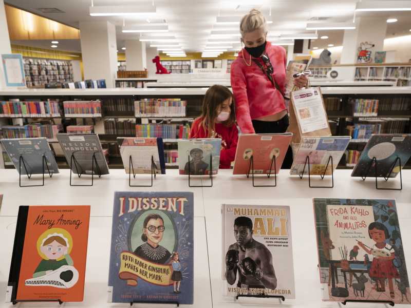 Una madre cerca libri nella sezione per bambini della biblioteca della Stavros Niarchos Foundation (foto LaPresse)&nbsp;<br />