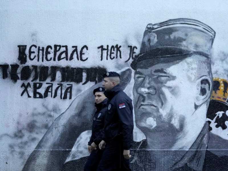 A Belgrado c'è un murale che guarda minaccioso verso la Bosnia
