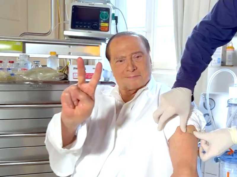 Il Cav. fa la terza dose: "Chi non si è ancora vaccinato lo faccia senza esitazioni"