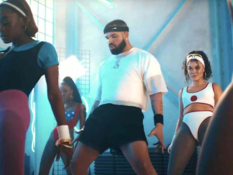 Uno screen dal video di Drake "Way 2 Sexy" 