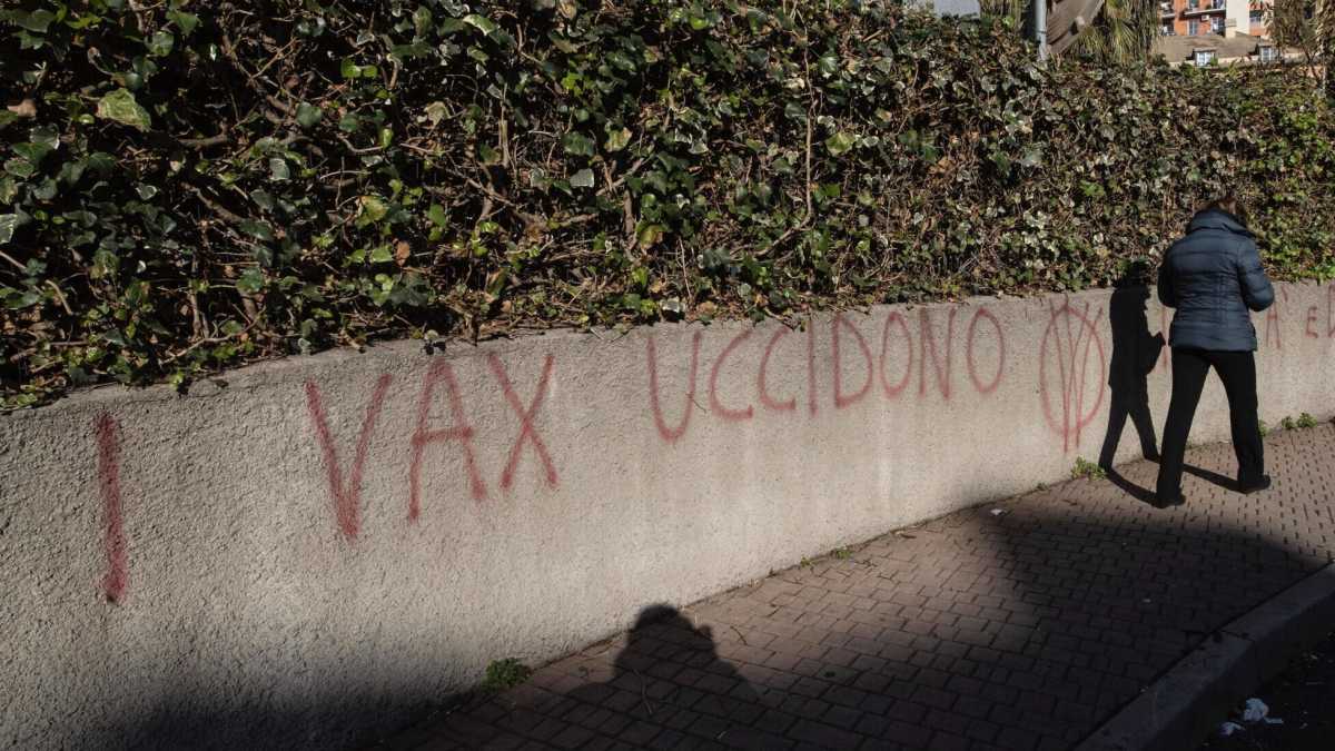 Immagine di Compagni, porgete il vaccino, posate il martello