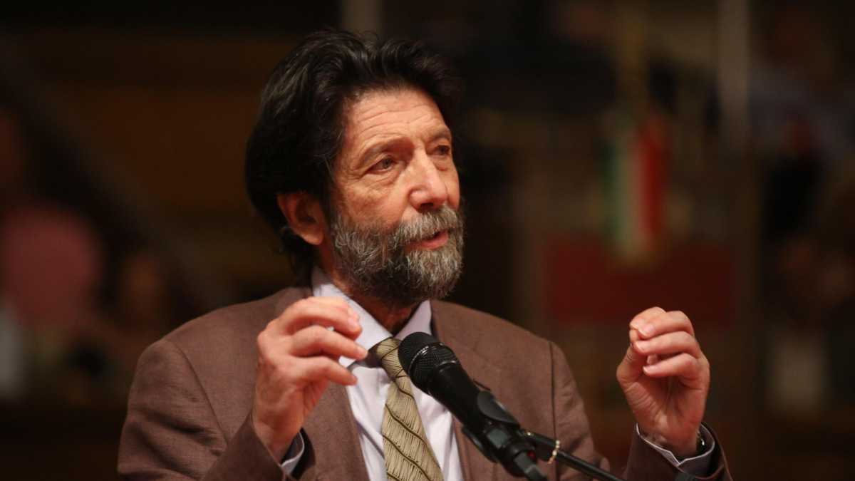 Immagine di Cacciari critica i vaccini citando il premio Nobel "Melòn". Che però non esiste