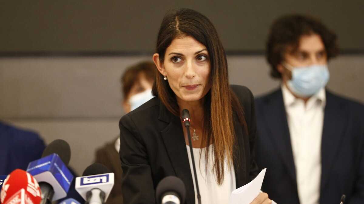 Immagine di La Raggi eleva il M5s dalla dimensione romana (con buona pace di Conte)