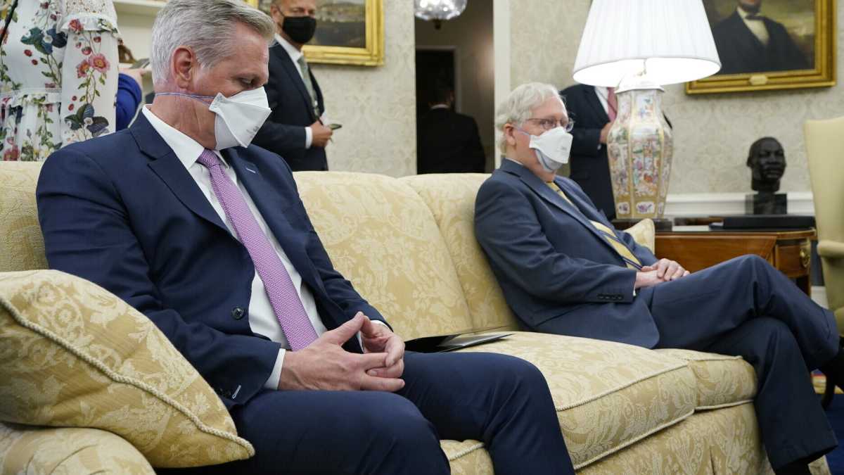 Immagine di McCarthy e McConnell, i custodi del trumpismo