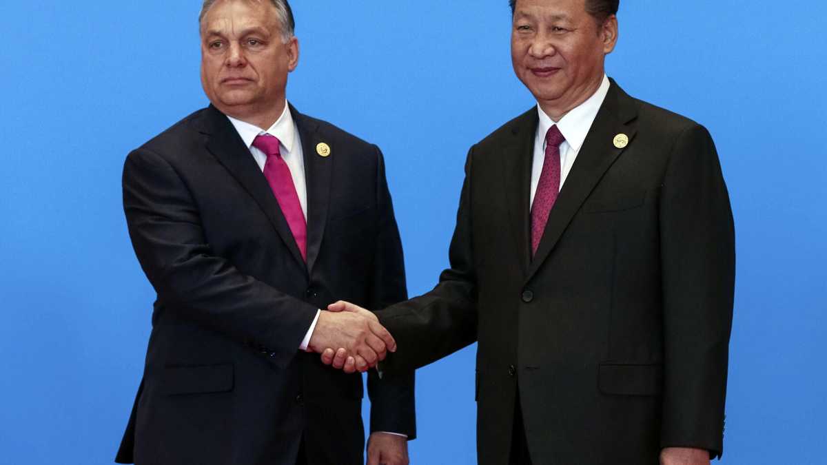 Immagine di L’opposizione ungherese ha trovato un punto su cui colpire Orbán: la Cina