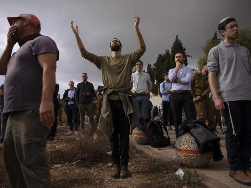 Gerusalemme, centinaia di persone al funerale di Eli Kay ucciso da un militante di Hamas (AP Photo/Oded Balilty)&nbsp;<br />