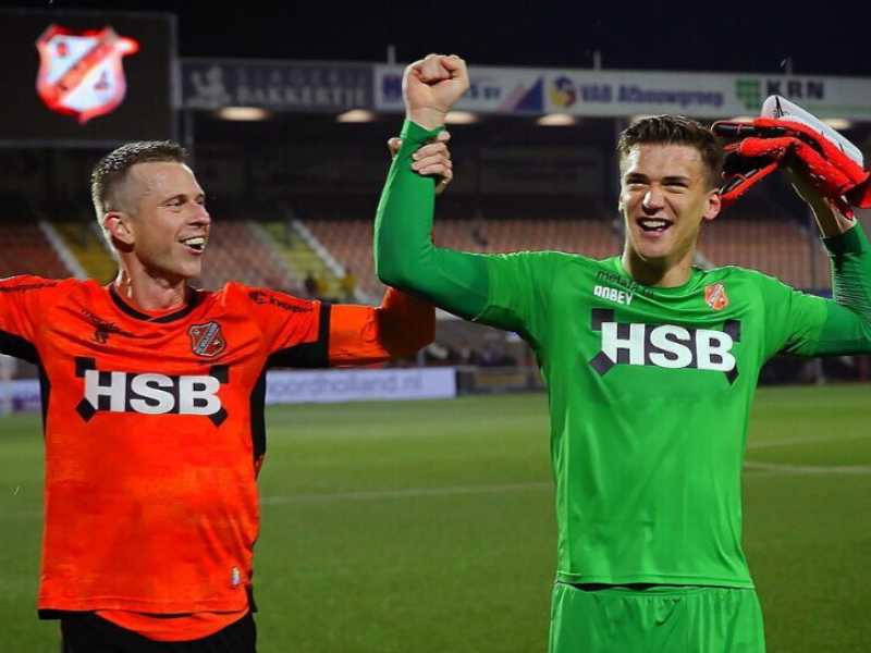 Filip Stankovic, portiere del Volendam e figlio di Dejan, festeggiato dal compagno di squadra <span>Robert M&uuml;hren (foto: FC Volendam)<br /></span>