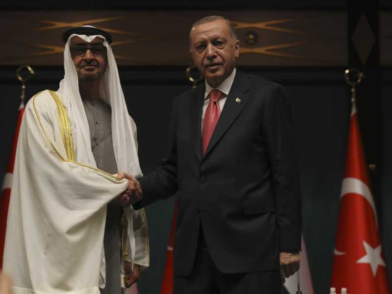 Erdogan con Mohammed bin  Zayed Al Nahyan, sceicco e principe degli Emirati arabi uniti (AP Photo/Burhan Ozbilici)