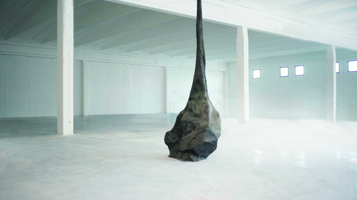Immagine di Pietra, ottone e acciaio per un “pensiero magmatico”