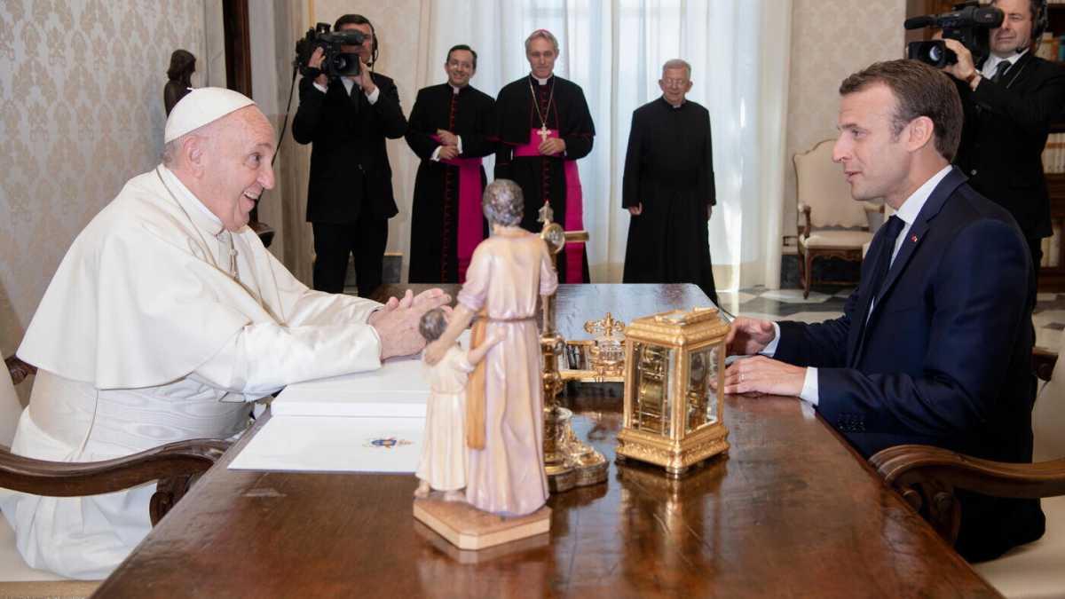 Immagine di Macron all’esame del Papa