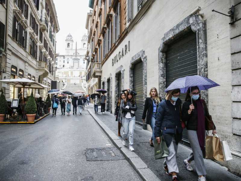 Più controlli e mascherine all'aperto, Zingaretti scrive ai sindaci di Roma e del Lazio
