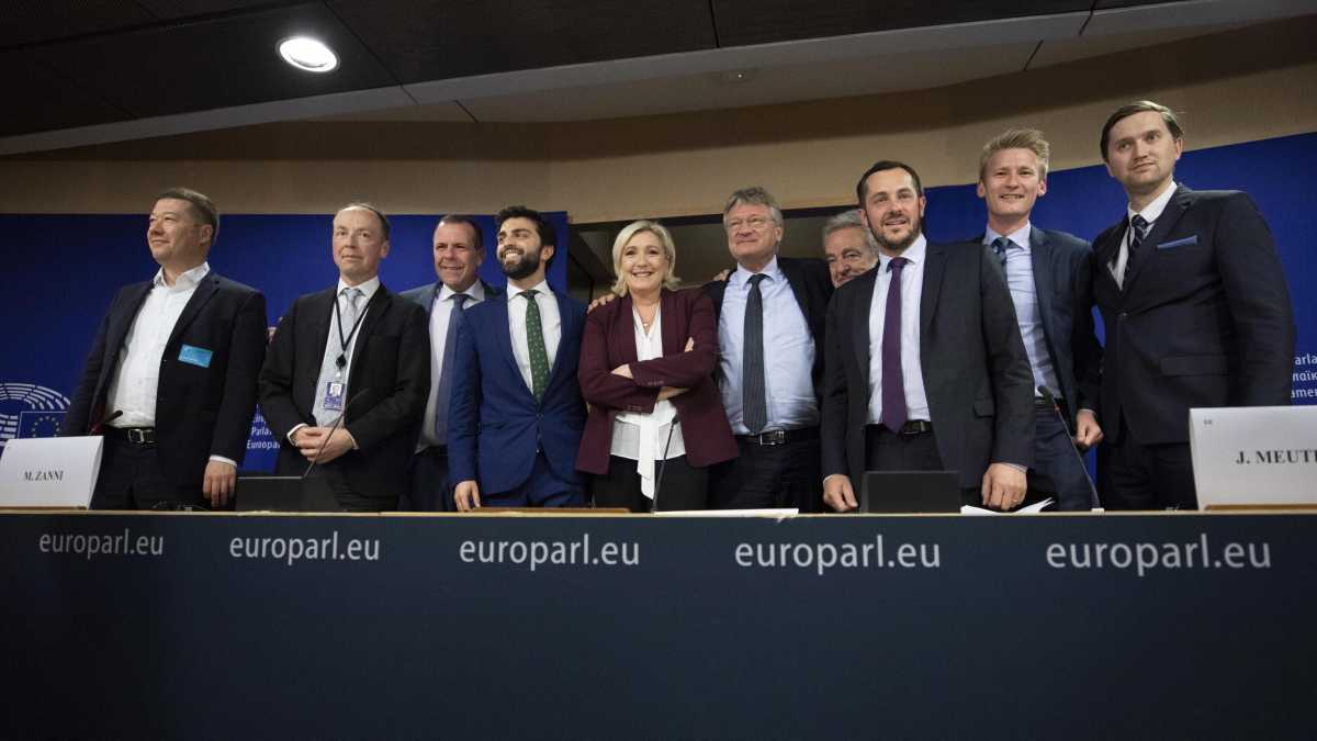 Immagine di I leghisti in Europa non perdono il vizietto putinista