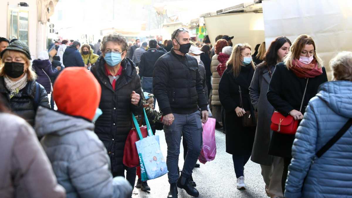 Immagine di Da oggi a Milano torna l'obbligo di mascherina all'aperto. Ecco le altre città
