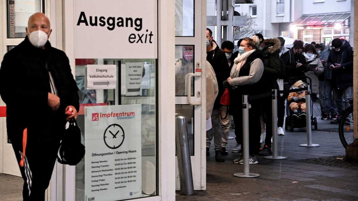 Immagine di Serata col vaccino: così in Germania ci si immunizza anche nelle abitazioni private