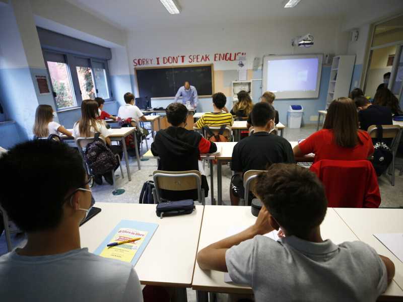 Dietrofront anti-Dad: Draghi e Figliuolo mettono in sicurezza la scuola in presenza